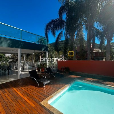Casa de Condomínio com 258m², 3 quartos (sendo 3 suítes), 2 garagens, no bairro Rio Tavares em Florianópolis