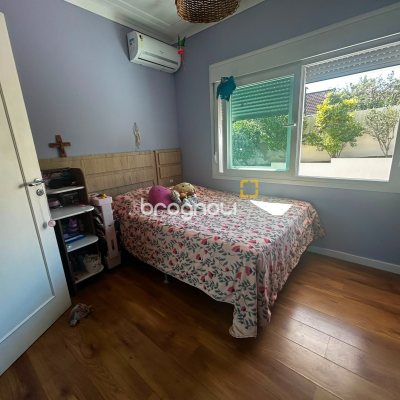 Casa de Condomínio com 258m², 3 quartos (sendo 3 suítes), 2 garagens, no bairro Rio Tavares em Florianópolis
