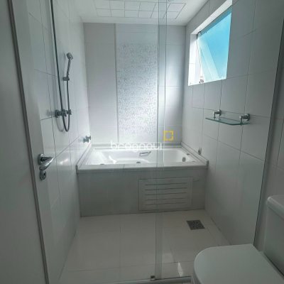 Casa de Condomínio com 258m², 3 quartos (sendo 3 suítes), 2 garagens, no bairro Rio Tavares em Florianópolis