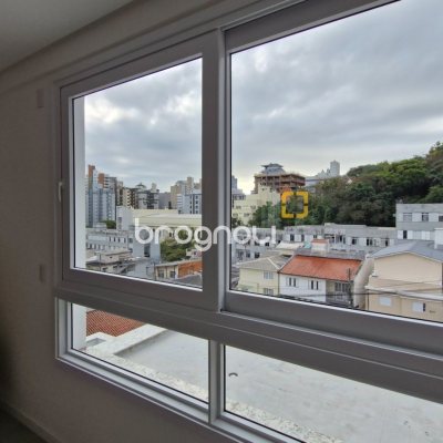 Apartamento com 36m², 1 quarto (sendo 1 suíte), 1 garagem, no bairro Centro em Florianópolis