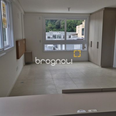 Apartamento com 36m², 1 quarto (sendo 1 suíte), 1 garagem, no bairro Centro em Florianópolis