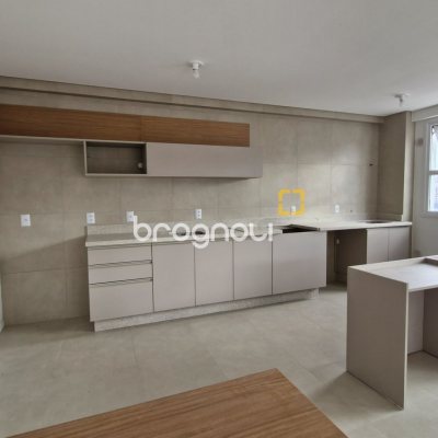 Apartamento com 36m², 1 quarto (sendo 1 suíte), 1 garagem, no bairro Centro em Florianópolis
