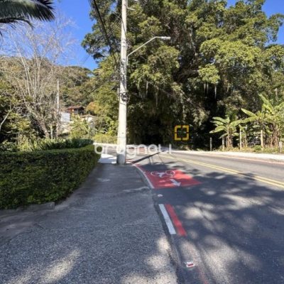Apartamento com 74m², 2 quartos (sendo 1 suíte), 2 garagens, no bairro Lagoa da Conceição em Florianópolis