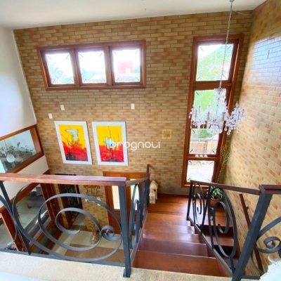Casa com 259m², 3 quartos (sendo 1 suíte), 2 garagens, no bairro Lagoa da Conceição em Florianópolis