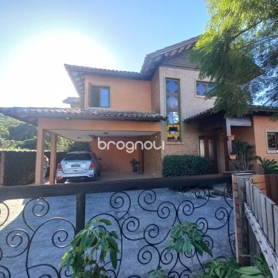 Casa com 259m², 3 quartos (sendo 1 suíte), 2 garagens, no bairro Lagoa da Conceição em Florianópolis