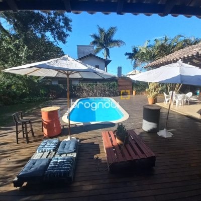 Casa com 259m², 3 quartos (sendo 1 suíte), 2 garagens, no bairro Lagoa da Conceição em Florianópolis