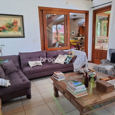 Casa com 259m², 3 quartos (sendo 1 suíte), 2 garagens, no bairro Lagoa da Conceição em Florianópolis