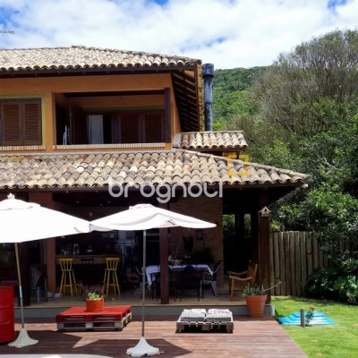 Casa com 259m², 3 quartos (sendo 1 suíte), 2 garagens, no bairro Lagoa da Conceição em Florianópolis