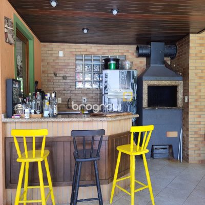 Casa com 259m², 3 quartos (sendo 1 suíte), 2 garagens, no bairro Lagoa da Conceição em Florianópolis