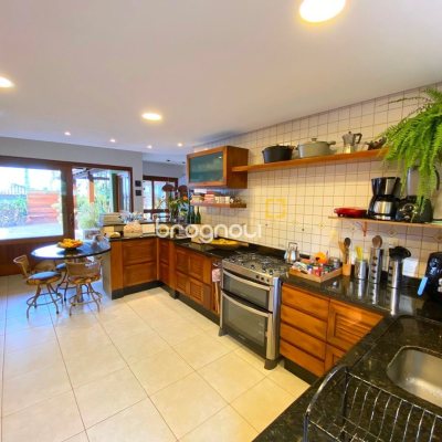 Casa com 259m², 3 quartos (sendo 1 suíte), 2 garagens, no bairro Lagoa da Conceição em Florianópolis