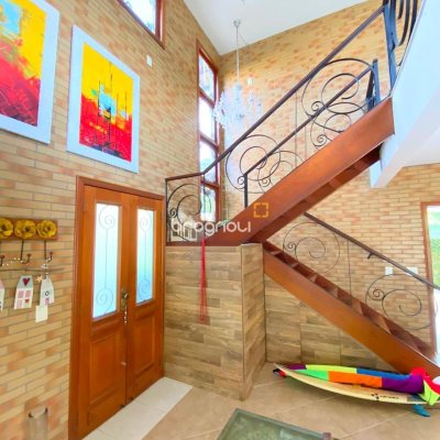 Casa com 259m², 3 quartos (sendo 1 suíte), 2 garagens, no bairro Lagoa da Conceição em Florianópolis