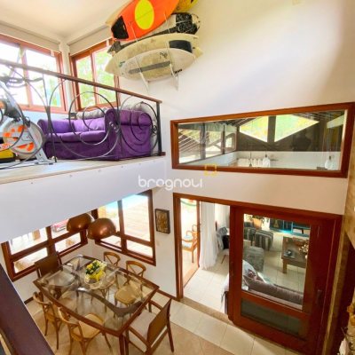 Casa com 259m², 3 quartos (sendo 1 suíte), 2 garagens, no bairro Lagoa da Conceição em Florianópolis