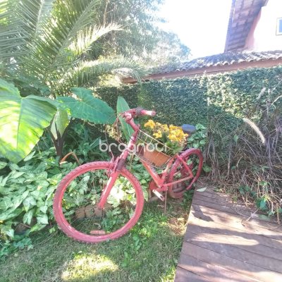 Casa com 259m², 3 quartos (sendo 1 suíte), 2 garagens, no bairro Lagoa da Conceição em Florianópolis