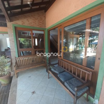 Casa com 259m², 3 quartos (sendo 1 suíte), 2 garagens, no bairro Lagoa da Conceição em Florianópolis
