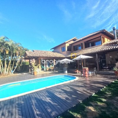 Casa com 259m², 3 quartos (sendo 1 suíte), 2 garagens, no bairro Lagoa da Conceição em Florianópolis