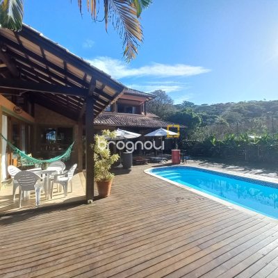 Casa com 259m², 3 quartos (sendo 1 suíte), 2 garagens, no bairro Lagoa da Conceição em Florianópolis