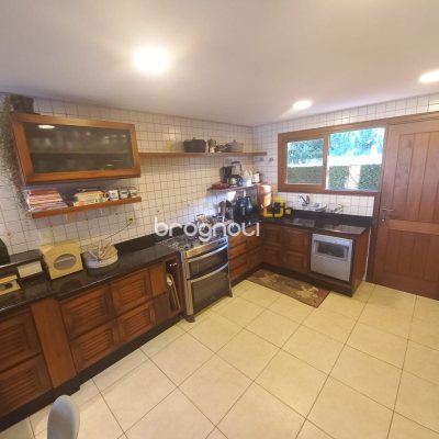Casa com 259m², 3 quartos (sendo 1 suíte), 2 garagens, no bairro Lagoa da Conceição em Florianópolis