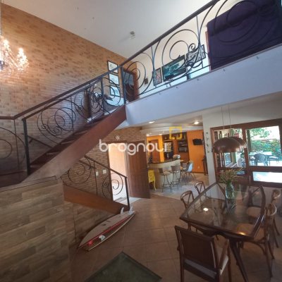 Casa com 259m², 3 quartos (sendo 1 suíte), 2 garagens, no bairro Lagoa da Conceição em Florianópolis