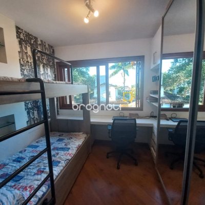 Casa com 259m², 3 quartos (sendo 1 suíte), 2 garagens, no bairro Lagoa da Conceição em Florianópolis