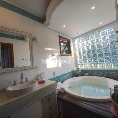 Casa com 259m², 3 quartos (sendo 1 suíte), 2 garagens, no bairro Lagoa da Conceição em Florianópolis