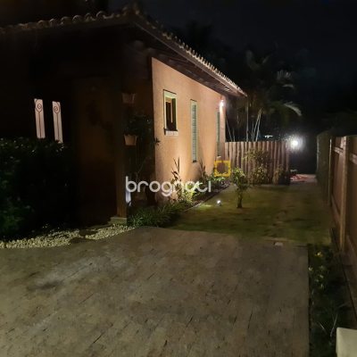 Casa com 259m², 3 quartos (sendo 1 suíte), 2 garagens, no bairro Lagoa da Conceição em Florianópolis