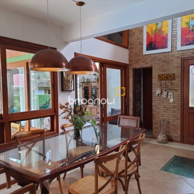 Casa com 259m², 3 quartos (sendo 1 suíte), 2 garagens, no bairro Lagoa da Conceição em Florianópolis