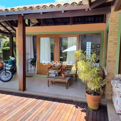 Casa com 259m², 3 quartos (sendo 1 suíte), 2 garagens, no bairro Lagoa da Conceição em Florianópolis