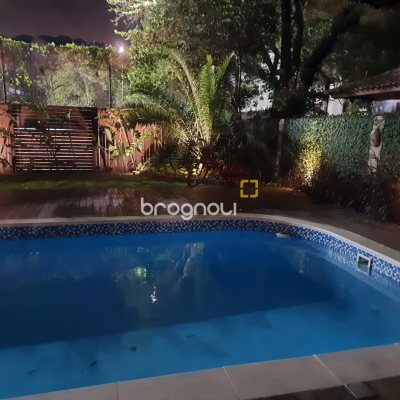 Casa com 259m², 3 quartos (sendo 1 suíte), 2 garagens, no bairro Lagoa da Conceição em Florianópolis