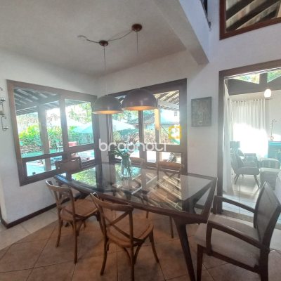 Casa com 259m², 3 quartos (sendo 1 suíte), 2 garagens, no bairro Lagoa da Conceição em Florianópolis