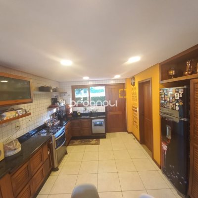 Casa com 259m², 3 quartos (sendo 1 suíte), 2 garagens, no bairro Lagoa da Conceição em Florianópolis