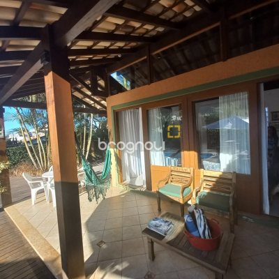 Casa com 259m², 3 quartos (sendo 1 suíte), 2 garagens, no bairro Lagoa da Conceição em Florianópolis
