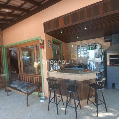 Casa com 259m², 3 quartos (sendo 1 suíte), 2 garagens, no bairro Lagoa da Conceição em Florianópolis