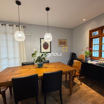 Casa com 164m², 3 quartos (sendo 1 suíte), 1 garagem, no bairro Itacorubi em Florianópolis