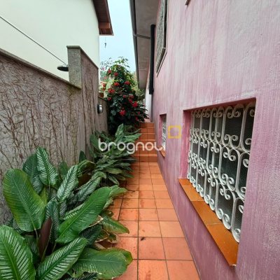 Casa com 164m², 3 quartos (sendo 1 suíte), 1 garagem, no bairro Itacorubi em Florianópolis