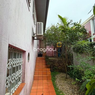 Casa com 164m², 3 quartos (sendo 1 suíte), 1 garagem, no bairro Itacorubi em Florianópolis