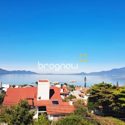 Casa com 333m², 4 quartos (sendo 1 suíte), 3 garagens, no bairro Bom Abrigo em Florianópolis