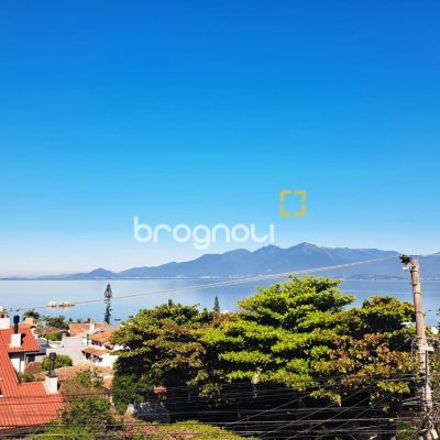 Casa com 333m², 4 quartos (sendo 1 suíte), 3 garagens, no bairro Bom Abrigo em Florianópolis