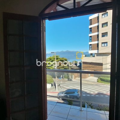 Casa com 333m², 4 quartos (sendo 1 suíte), 3 garagens, no bairro Bom Abrigo em Florianópolis