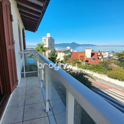Casa com 333m², 4 quartos (sendo 1 suíte), 3 garagens, no bairro Bom Abrigo em Florianópolis