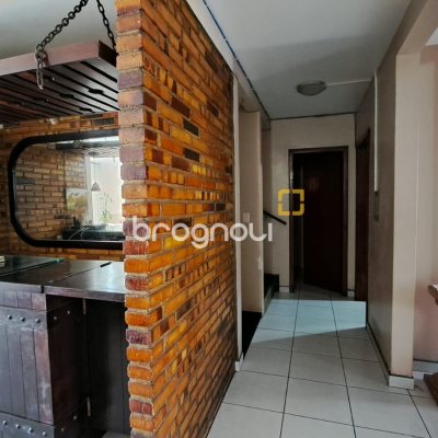 Casa com 333m², 4 quartos (sendo 1 suíte), 3 garagens, no bairro Bom Abrigo em Florianópolis