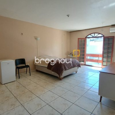 Casa com 333m², 4 quartos (sendo 1 suíte), 3 garagens, no bairro Bom Abrigo em Florianópolis