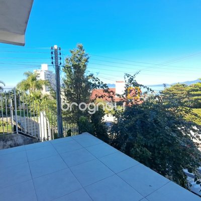 Casa com 333m², 4 quartos (sendo 1 suíte), 3 garagens, no bairro Bom Abrigo em Florianópolis