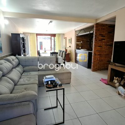 Casa com 333m², 4 quartos (sendo 1 suíte), 3 garagens, no bairro Bom Abrigo em Florianópolis