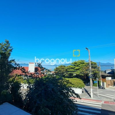 Casa com 333m², 4 quartos (sendo 1 suíte), 3 garagens, no bairro Bom Abrigo em Florianópolis