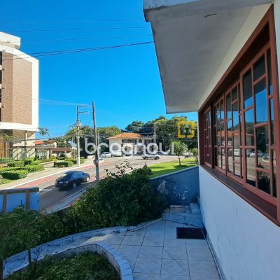 Casa com 333m², 4 quartos (sendo 1 suíte), 3 garagens, no bairro Bom Abrigo em Florianópolis