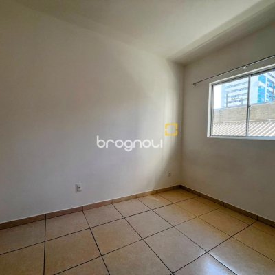 Prédio com 425m², 10 garagens, no bairro Barreiros em São José