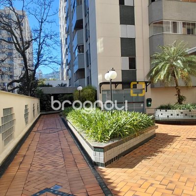 Apartamento com 98m², 3 quartos (sendo 1 suíte), 2 garagens, no bairro Centro em Florianópolis
