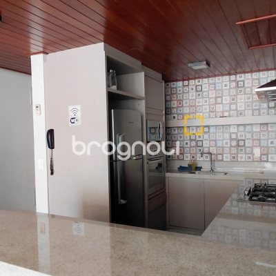 Apartamento com 98m², 3 quartos (sendo 1 suíte), 2 garagens, no bairro Centro em Florianópolis