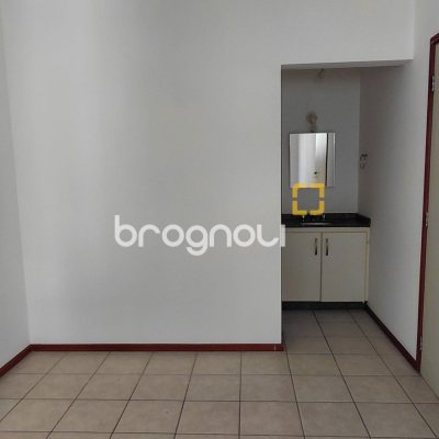 Apartamento com 98m², 3 quartos (sendo 1 suíte), 2 garagens, no bairro Centro em Florianópolis