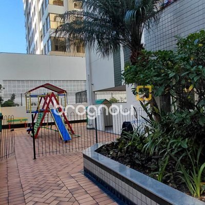 Apartamento com 98m², 3 quartos (sendo 1 suíte), 2 garagens, no bairro Centro em Florianópolis